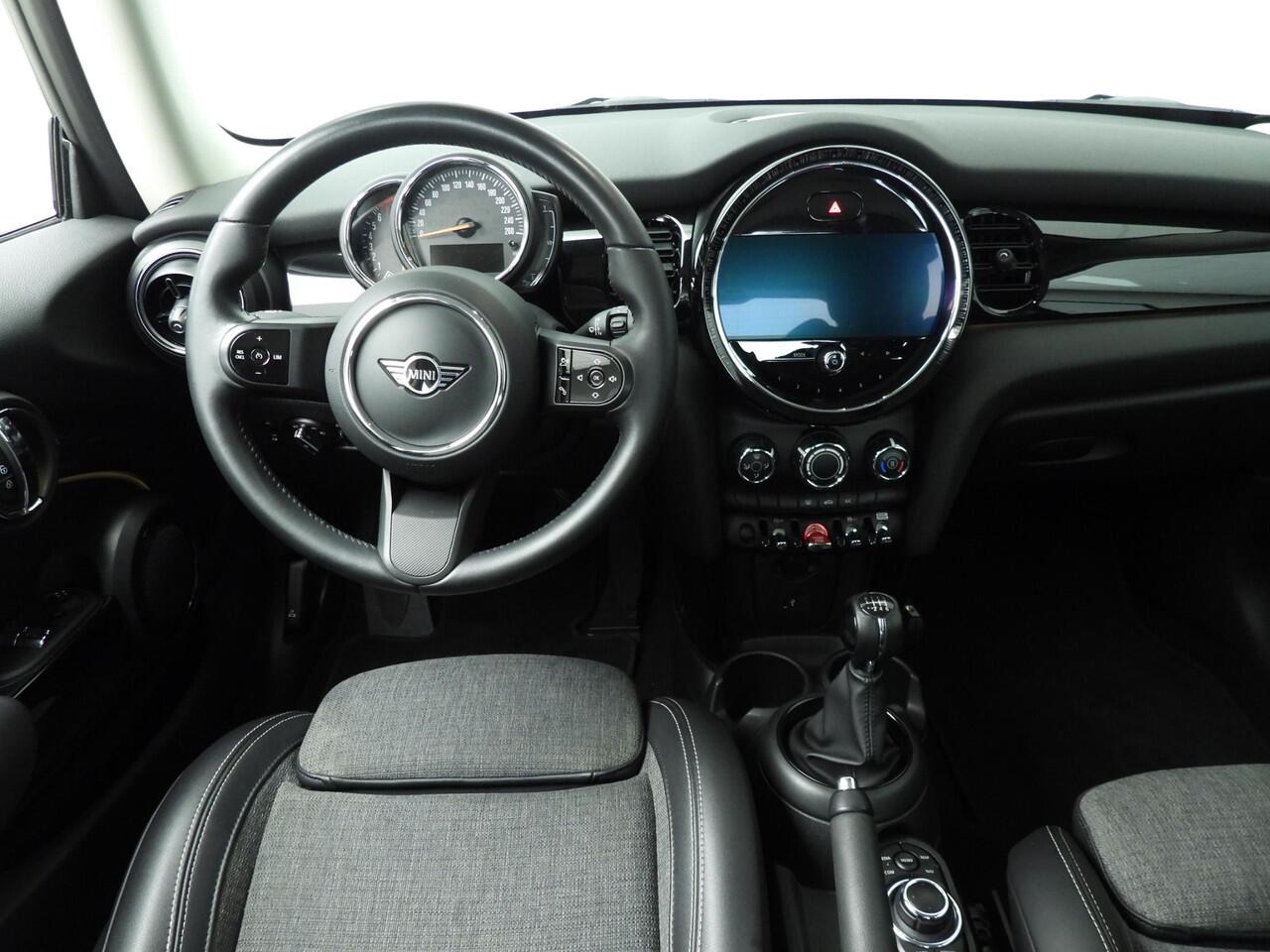 Mini ONE 3-deurs / Sportstoelen / LED / PDC / Cruise / Navigatie / Alu wielen black