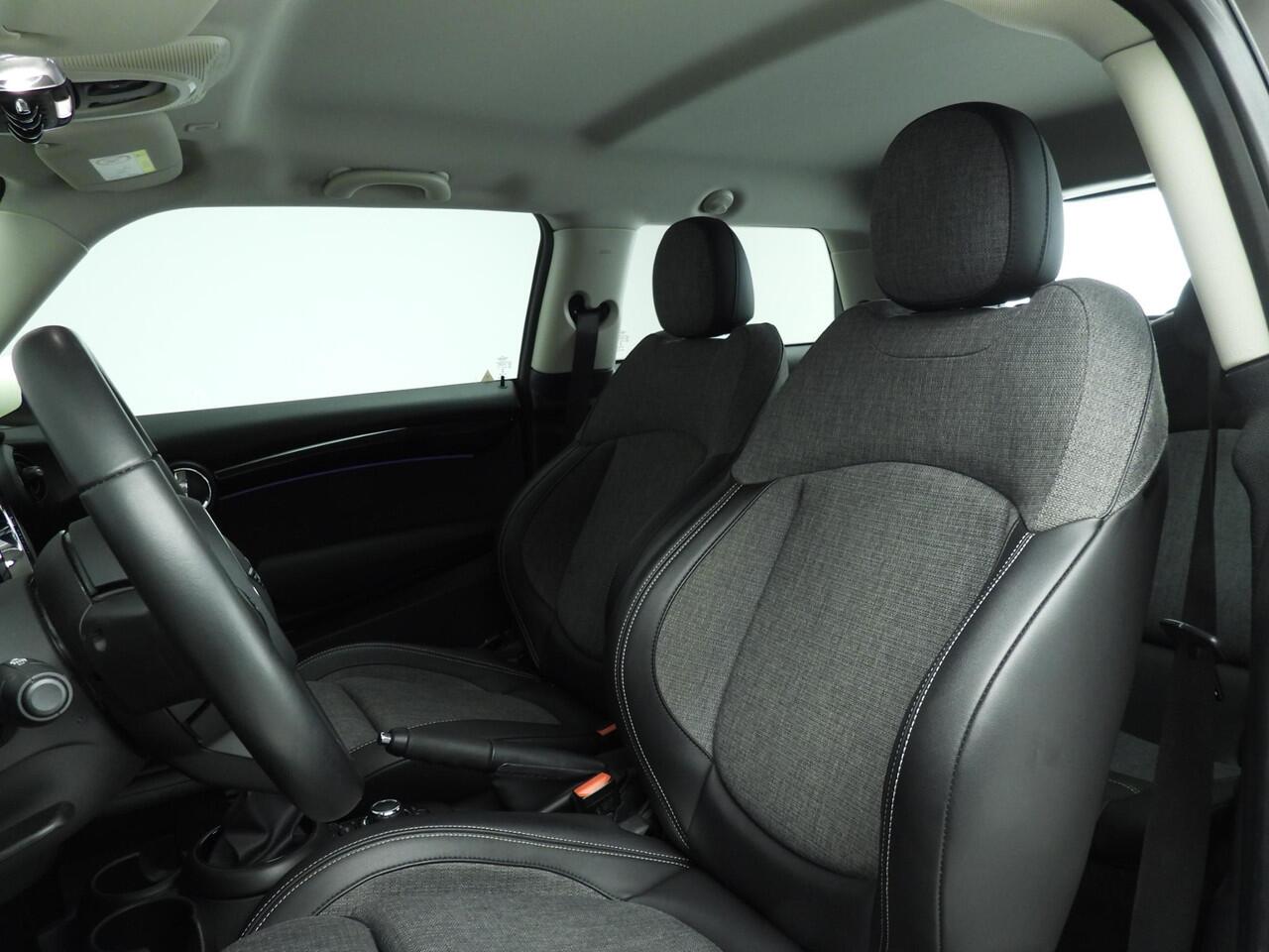 Mini ONE 3-deurs / Sportstoelen / LED / PDC / Cruise / Navigatie / Alu wielen black