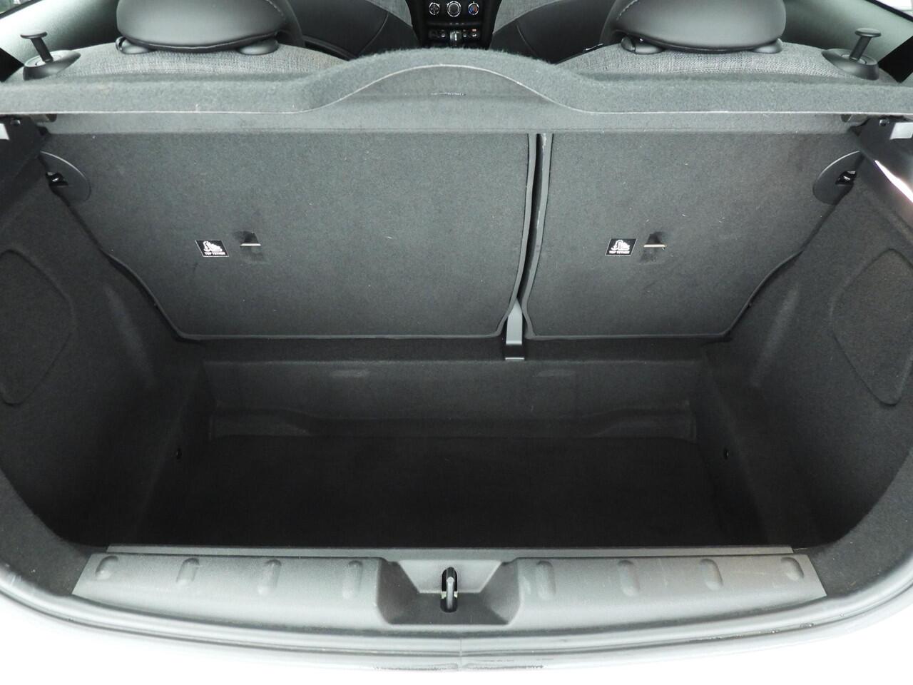 Mini ONE 3-deurs / Sportstoelen / LED / PDC / Cruise / Navigatie / Alu wielen black