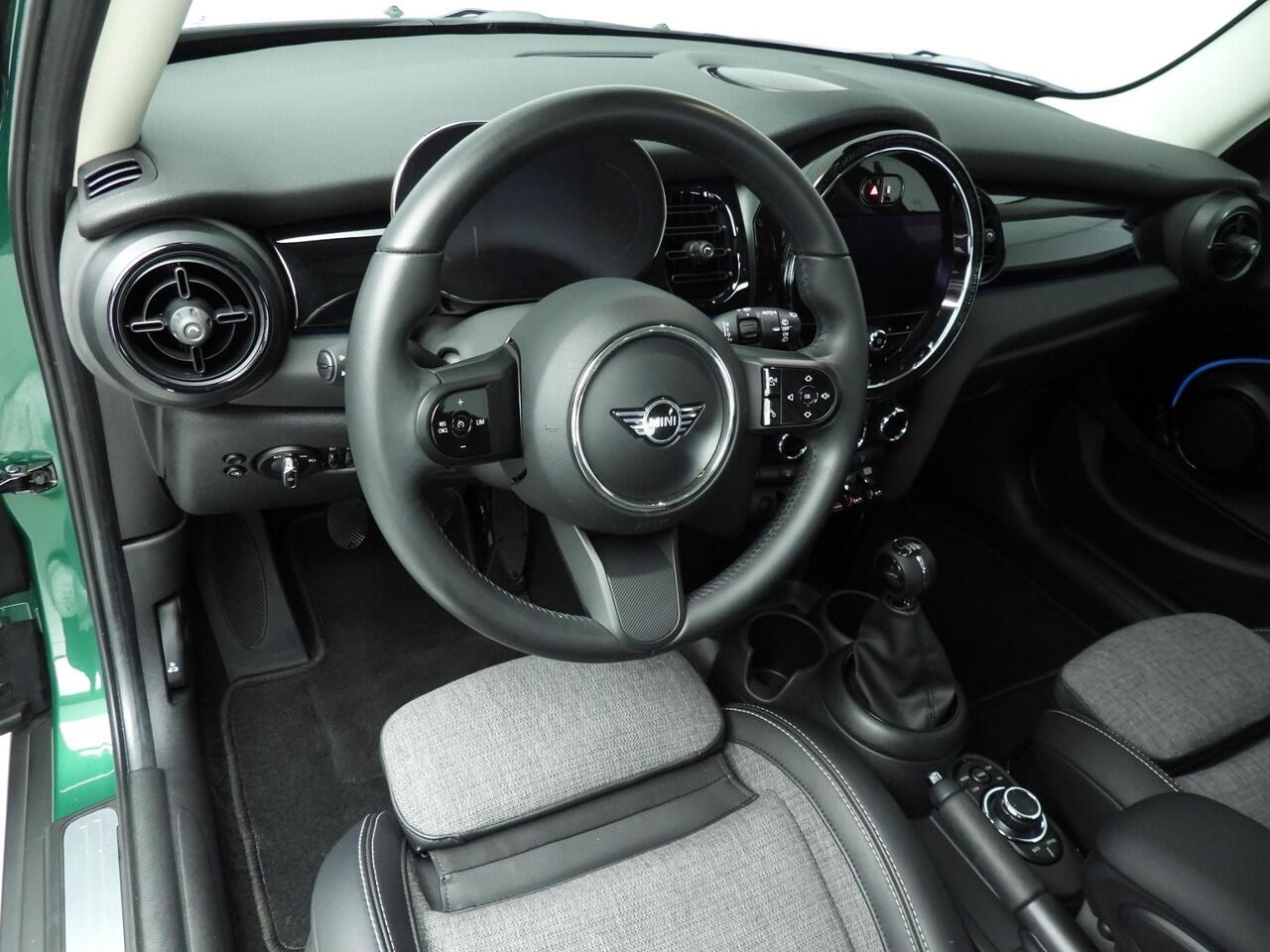 Mini ONE 5-deurs Sportstoelen / Half Leder / PDC / Climate / LED / Navigatie / Alu wielen