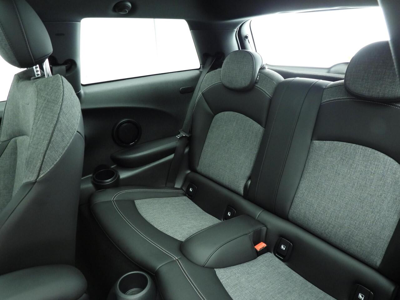 Mini ONE 3-deurs Panoramadak / Sportstoelen / Stoelverwarming / Comfort Acces / Climate / LED / Alu wielen black 16 inch