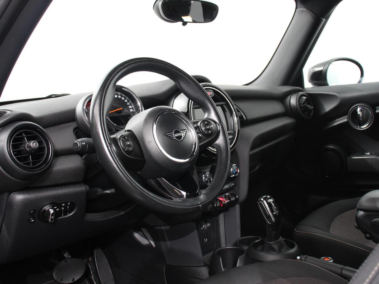 Mini ONE Mini 1.5 Automaat Blackyard | Parkeer sensoren | Airco | Verwarmbare voorstoelen | Lichtmetalen velgen 16" black