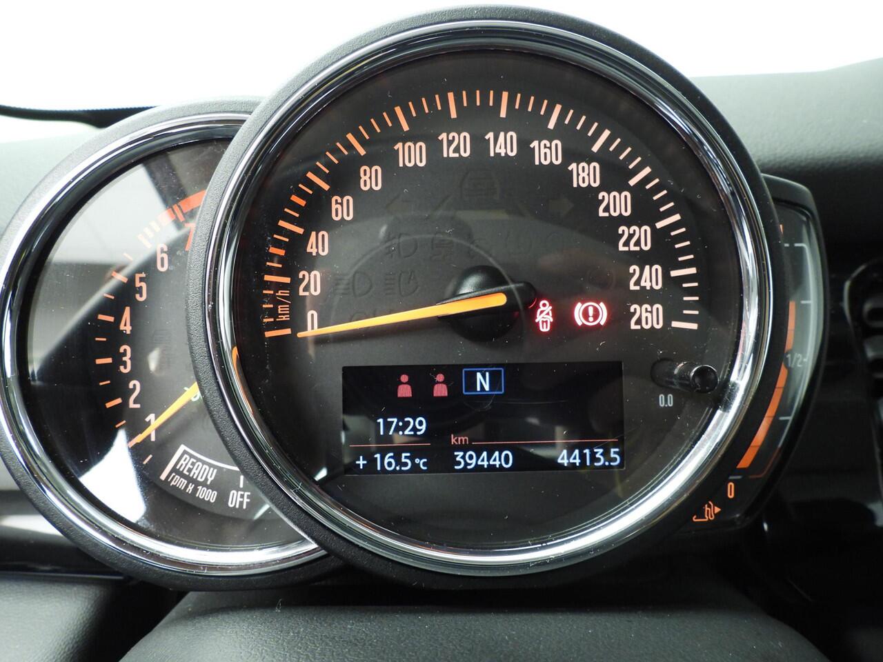 Mini ONE 3-deurs / Sportstoelen / LED / PDC / Cruise / Navigatie / Alu wielen black