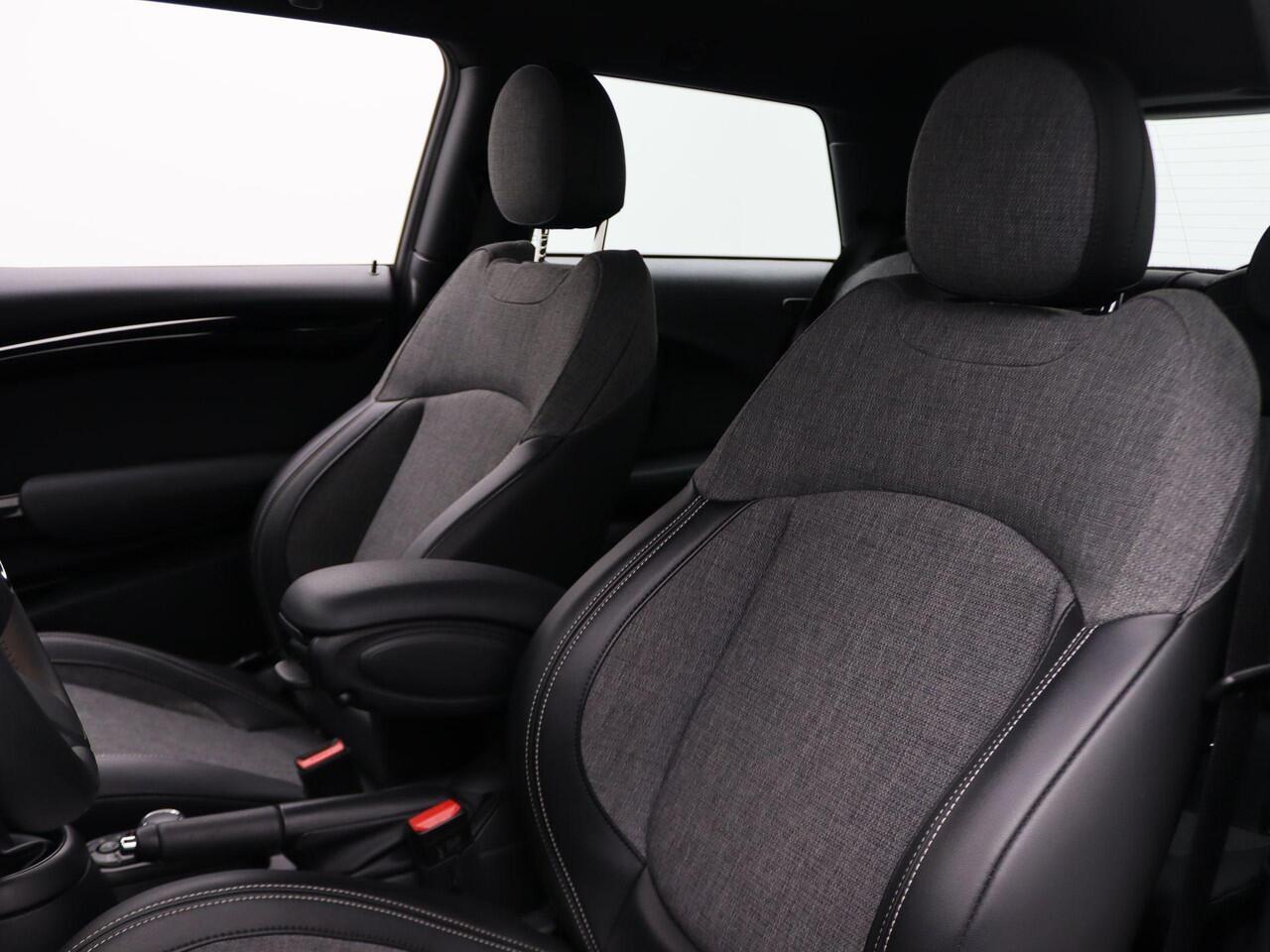 Mini ONE 3-Deurs Classic + Driving Assistant Pakket + Achteruitrijcamera + PDC + LED + 16''