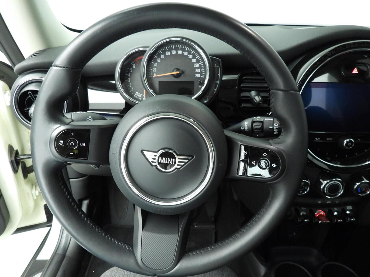 Mini ONE 3-deurs Sportstoelen / LED / PDC / Cruise / Navigatie / Alu wielen black