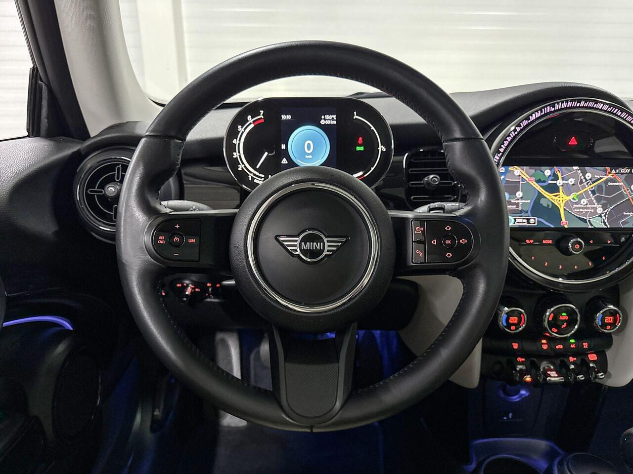 Mini ONE 3-Deurs | Classic Uitvoering | Glazen panoramadak | 16" Victory Spoke zwart | Parkeersensoren achter