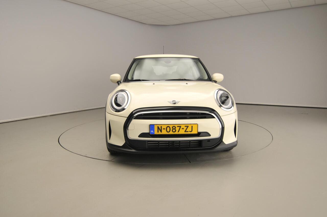 Mini ONE 3-deurs / Sportstoelen / LED / PDC / Cruise / Navigatie / Alu wielen black