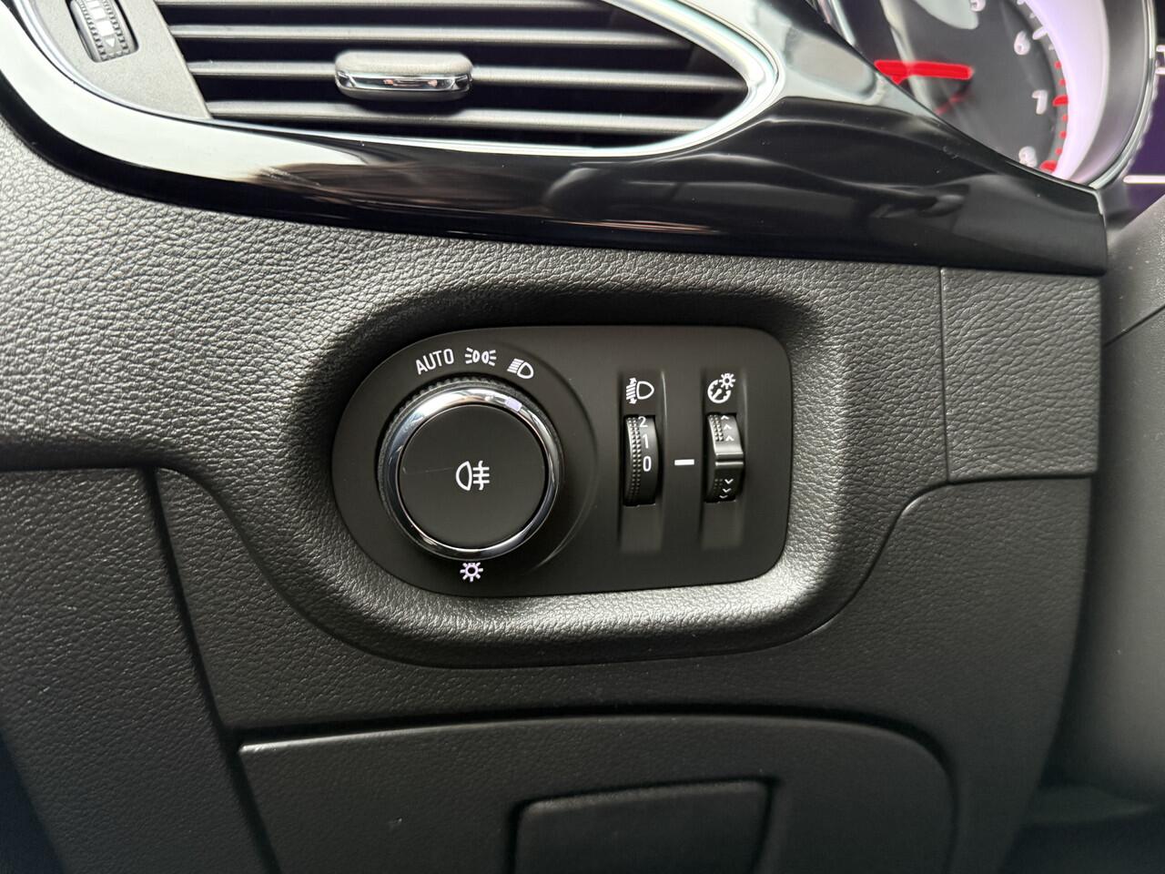 Opel ASTRA Sports Tourer BWJ 2021 1.2 131 PK Business Elegance FULL LED | HALF LEDER | CAMERA | STOELVERW. | STUURVERW. | CARPLAY + ANDROID | NAVI | CLIMA | CRUISE | DAB | LMV | PDC