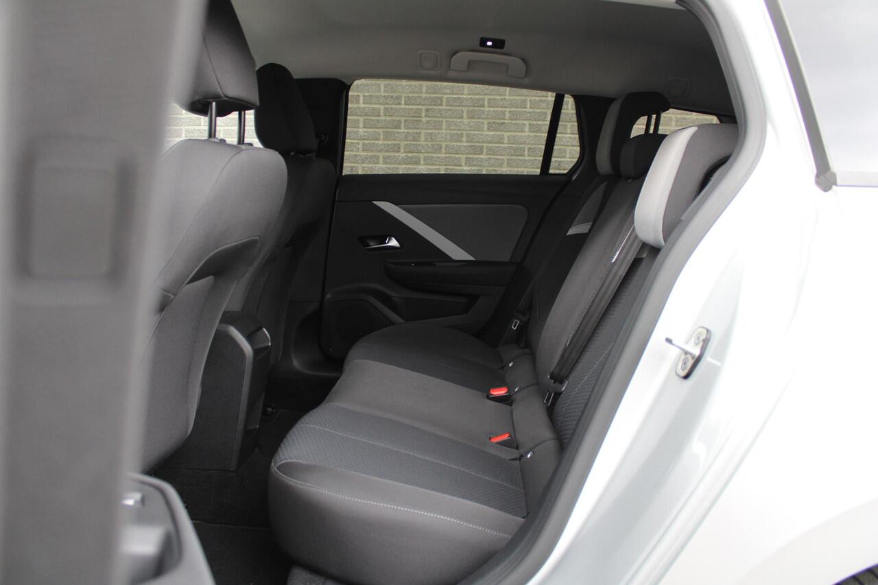 Opel ASTRA Sports Tourer 1.2 Level 2 Cruise en Climate Control, Parkeersensoren Voor en Achter, Navigatie