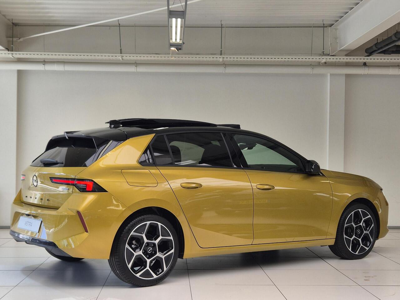 Opel ASTRA 1.2 Turbo Hybrid Ultimate Automaat | Head-up Display | Panoramisch Schuif/Kanteldak | Navigatie | Keyless Entry | AGR Comfortstoelen |