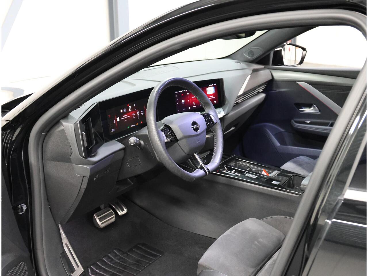 Opel ASTRA Sports Tourer 1.2 130PK Level 4 | AUTOMAAT | AppleCarPlay/AndroidAuto | Alcantara | 360°Camera | Keyless Entry&Start | Navigatie | Stoel/Stuur verwarmd | AGR Stoelen | Adaptive Cruise Control | Black Edition! |