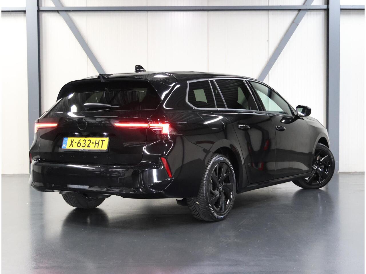 Opel ASTRA Sports Tourer 1.2 130PK Level 4 | AUTOMAAT | AppleCarPlay/AndroidAuto | Alcantara | 360°Camera | Keyless Entry&Start | Navigatie | Stoel/Stuur verwarmd | AGR Stoelen | Adaptive Cruise Control | Black Edition! |