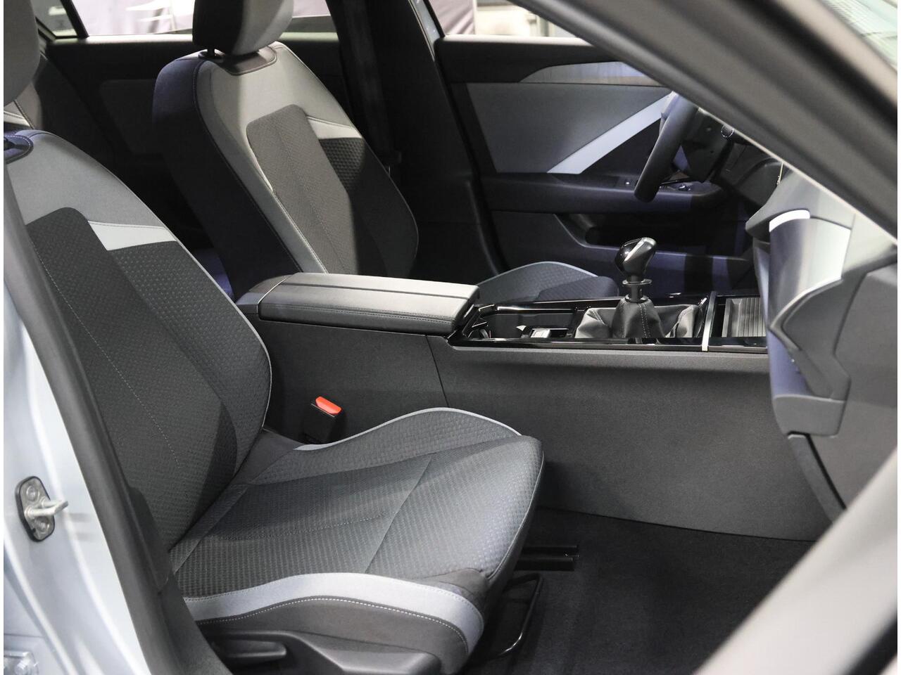 Opel ASTRA 1.2 110PK Turbo Business Edition | AppleCarPlay/AndroidAuto | Camera | Navigatie | FULL LED | Stoel/Stuur verwarmd | AGR Bestuurdersstoel | Adaptive CruiseControl | Isofix | Privacy Glass |