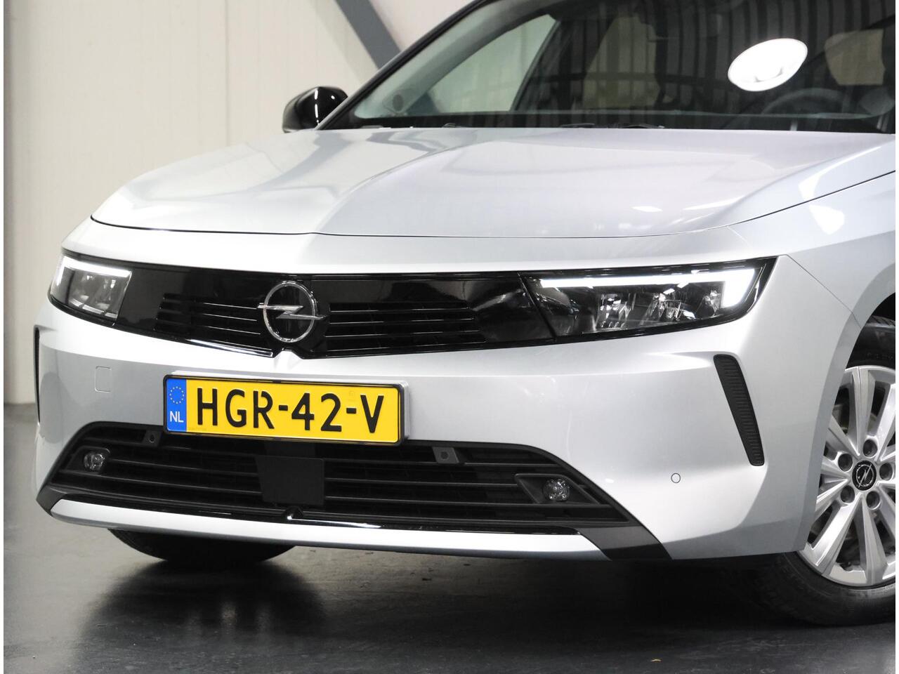 Opel ASTRA 1.2 110PK Turbo Business Edition | AppleCarPlay/AndroidAuto | Camera | Navigatie | FULL LED | Stoel/Stuur verwarmd | AGR Bestuurdersstoel | Adaptive CruiseControl | Isofix | Privacy Glass |