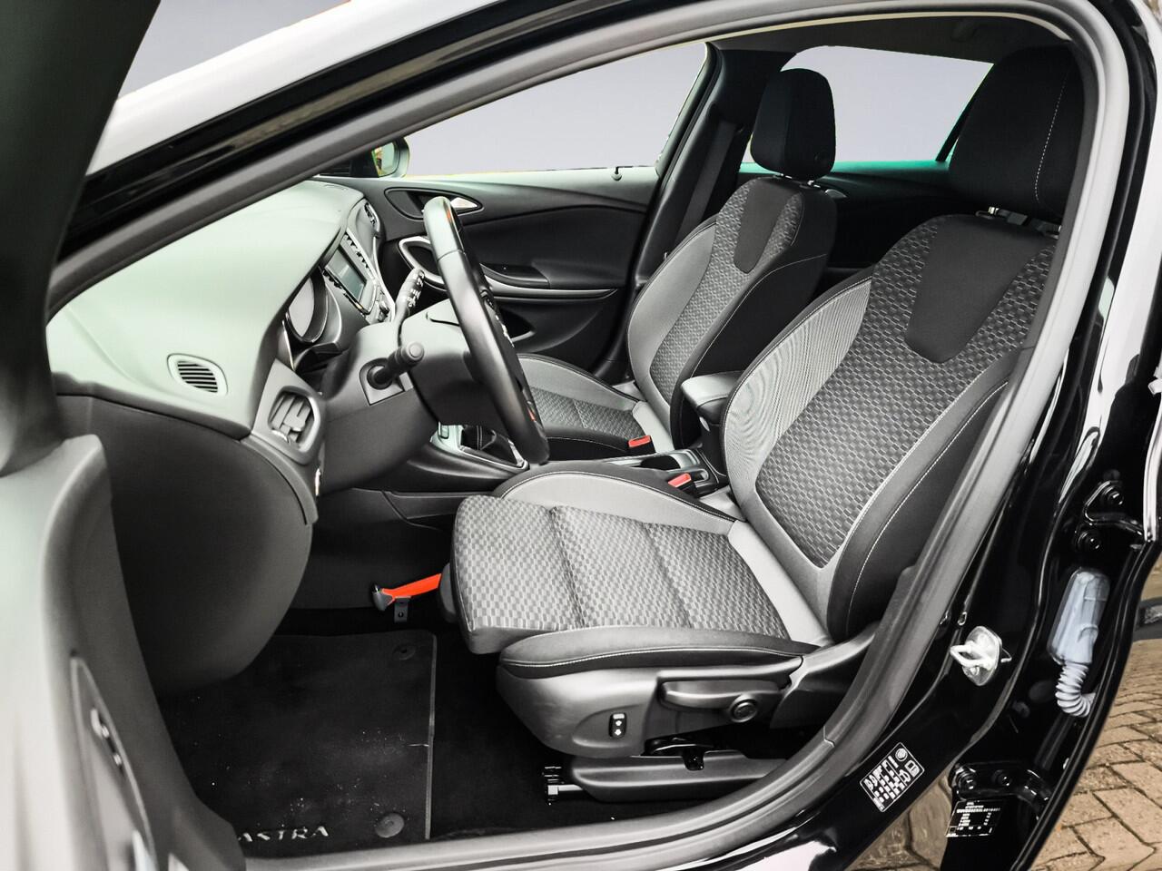 Opel ASTRA Sports Tourer 1.2 Edition Dealer-Onderh. BOVAG-Garantie. NL-Auto.