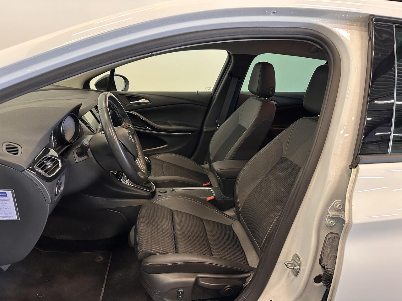 Opel ASTRA Sports Tourer 1.2 Design & Tech | Full LED | Climate Control | Navigatie | Apple Carplay/Android Auto | PDC V+A | Camera | Cruise Control | AGR Comfortstoel | Lane Assist | Privacy Glass | Gloss Black Pack