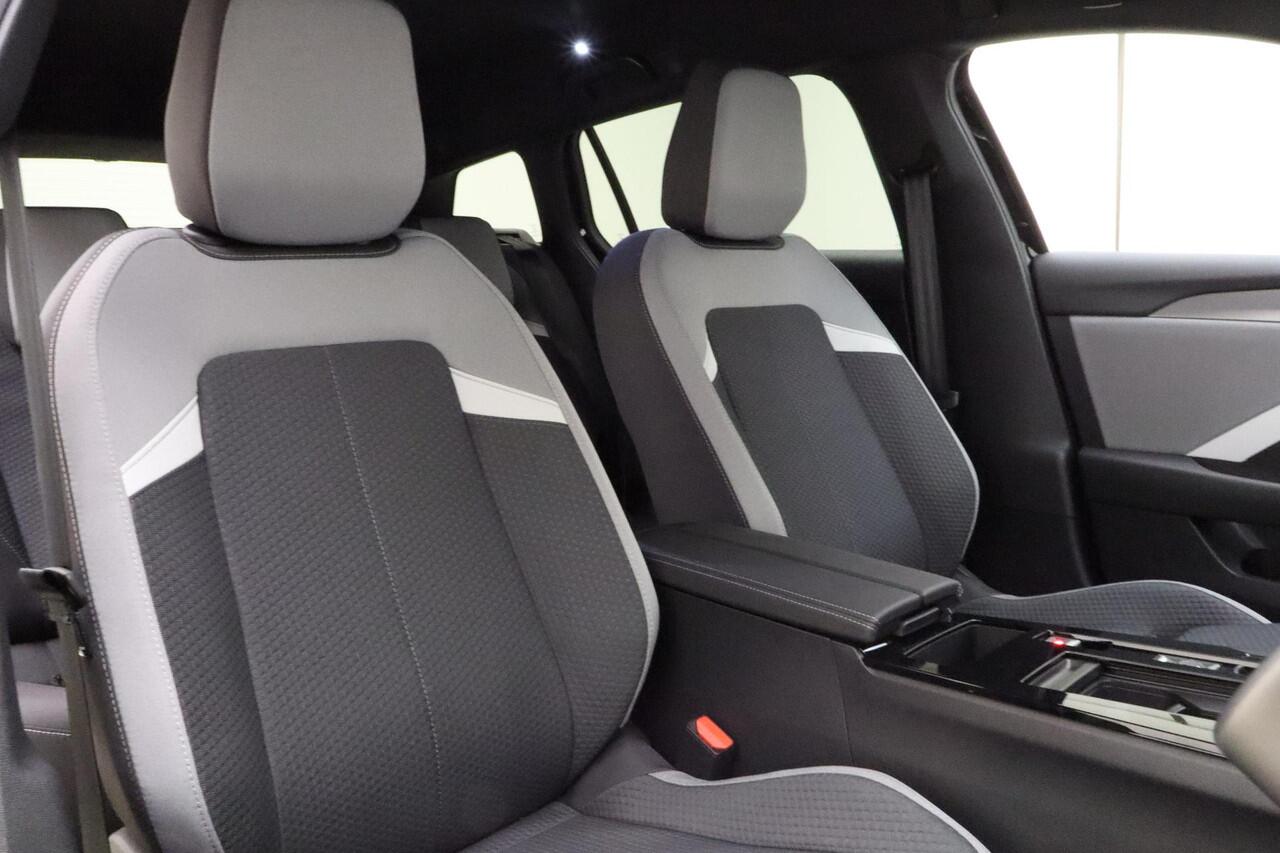 Opel ASTRA Electric 54 kWh Business Edition | DEMO | Navigatie | Adapt. Cruise control | Camera | Climate control | Stoel- en stuurverwarming | Warmtepomp