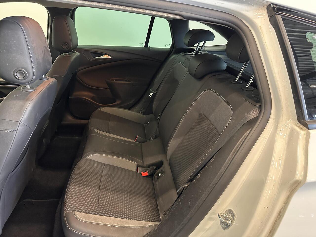 Opel ASTRA Sports Tourer 1.2 Design & Tech | Full LED | Climate Control | Navigatie | Apple Carplay/Android Auto | PDC V+A | Camera | Cruise Control | AGR Comfortstoel | Lane Assist | Privacy Glass | Gloss Black Pack