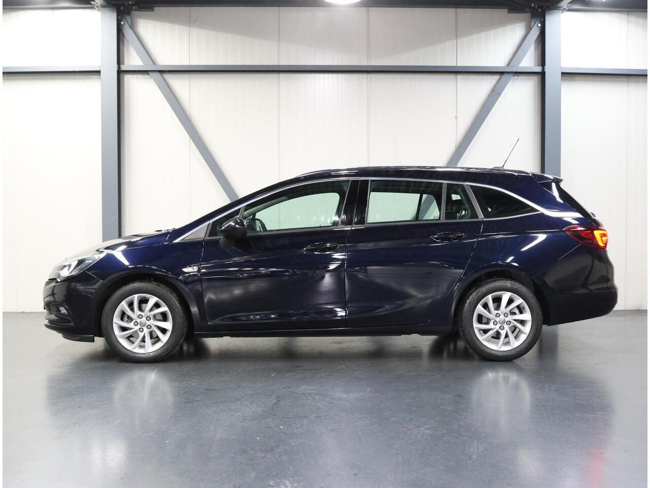 Opel ASTRA ST 150PK Innovation | 1ste eigenaar | AppleCarplay/Android Auto | AGR Stoelen | Elektrische klep | matrix LED lampen | Adaptive Cruise Control | Armsteun | Parkeersensoren | Navigatie | Climate Control | Keyless | AUTOMAAT | Isofix | Privacy Glass |