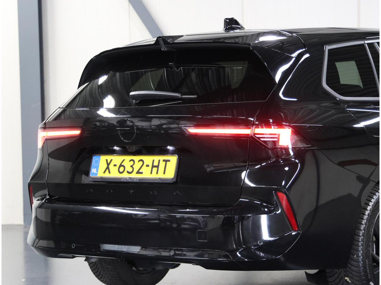 Opel ASTRA Sports Tourer 1.2 130PK Level 4 | AUTOMAAT | AppleCarPlay/AndroidAuto | Alcantara | 360°Camera | Keyless Entry&Start | Navigatie | Stoel/Stuur verwarmd | AGR Stoelen | Adaptive Cruise Control | Black Edition! |