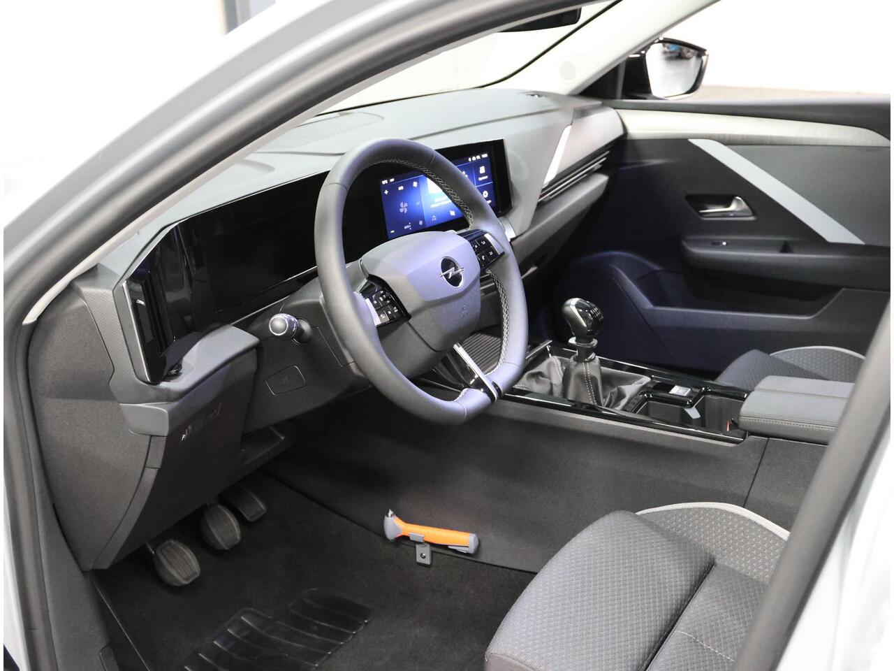 Opel ASTRA 1.2 110PK Turbo Business Edition | AppleCarPlay/AndroidAuto | Camera | Navigatie | FULL LED | Stoel/Stuur verwarmd | AGR Bestuurdersstoel | Adaptive CruiseControl | Isofix | Privacy Glass |