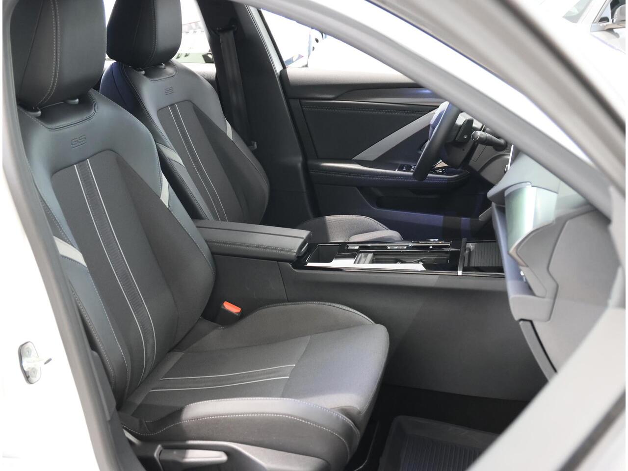 Opel ASTRA 1.2 GS 130PK Automaat | AppleCarPlay/AndroidAuto | Alcantara | 360°Camera | Keyless Entry&Start | Navigatie | Stoel/Stuur verwarmd | AGR Stoelen | Adaptive Cruise Control | Two-tone | Isofix | Privacy Glass |