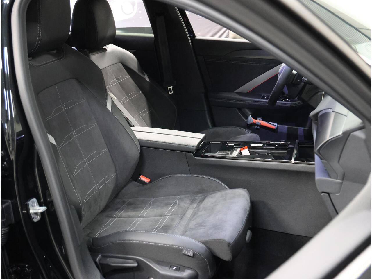 Opel ASTRA Sports Tourer 1.2 130PK Level 4 | AUTOMAAT | AppleCarPlay/AndroidAuto | Alcantara | 360°Camera | Keyless Entry&Start | Navigatie | Stoel/Stuur verwarmd | AGR Stoelen | Adaptive Cruise Control | Black Edition! |