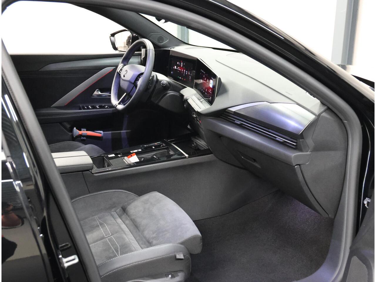 Opel ASTRA Sports Tourer 1.2 130PK Level 4 | AUTOMAAT | AppleCarPlay/AndroidAuto | Alcantara | 360°Camera | Keyless Entry&Start | Navigatie | Stoel/Stuur verwarmd | AGR Stoelen | Adaptive Cruise Control | Black Edition! |