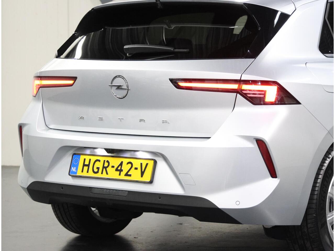 Opel ASTRA 1.2 110PK Turbo Business Edition | AppleCarPlay/AndroidAuto | Camera | Navigatie | FULL LED | Stoel/Stuur verwarmd | AGR Bestuurdersstoel | Adaptive CruiseControl | Isofix | Privacy Glass |
