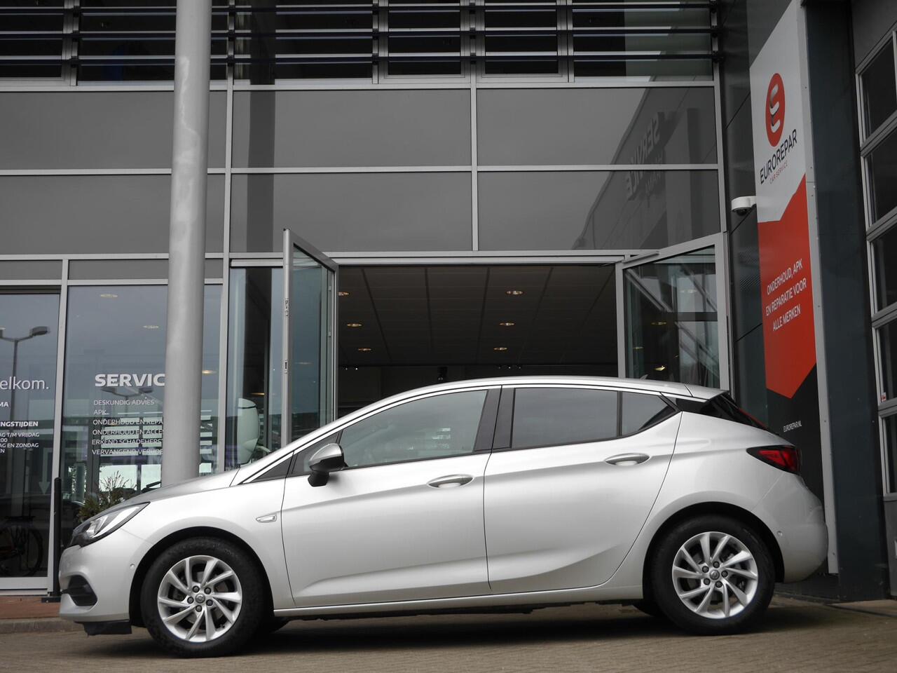 Opel ASTRA 1.2 Elegance | Stoel en stuurverwarming | Navigatie | Parkeersensoren voor en achter | Trekhaak | Led | Achteruitrijcamera | Lichtmetalen velgen | Keyless entry en start