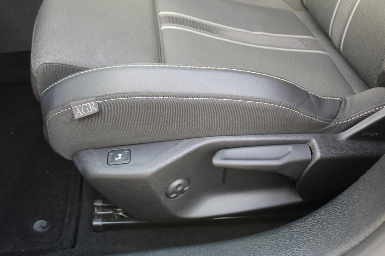 Opel ASTRA Sports Tourer 1.2 Turbo GS Line , 130 pk Automaat Climate control , Cruise control , Stoelverwarming , Bluetooth LED dag rijverlichting , AGR Stoel