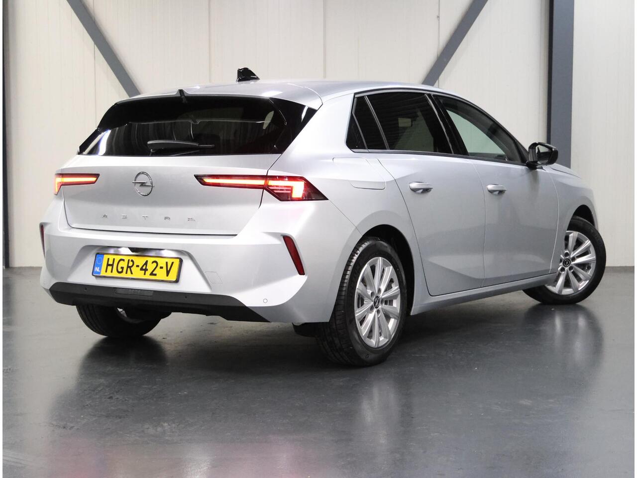 Opel ASTRA 1.2 110PK Turbo Business Edition | AppleCarPlay/AndroidAuto | Camera | Navigatie | FULL LED | Stoel/Stuur verwarmd | AGR Bestuurdersstoel | Adaptive CruiseControl | Isofix | Privacy Glass |