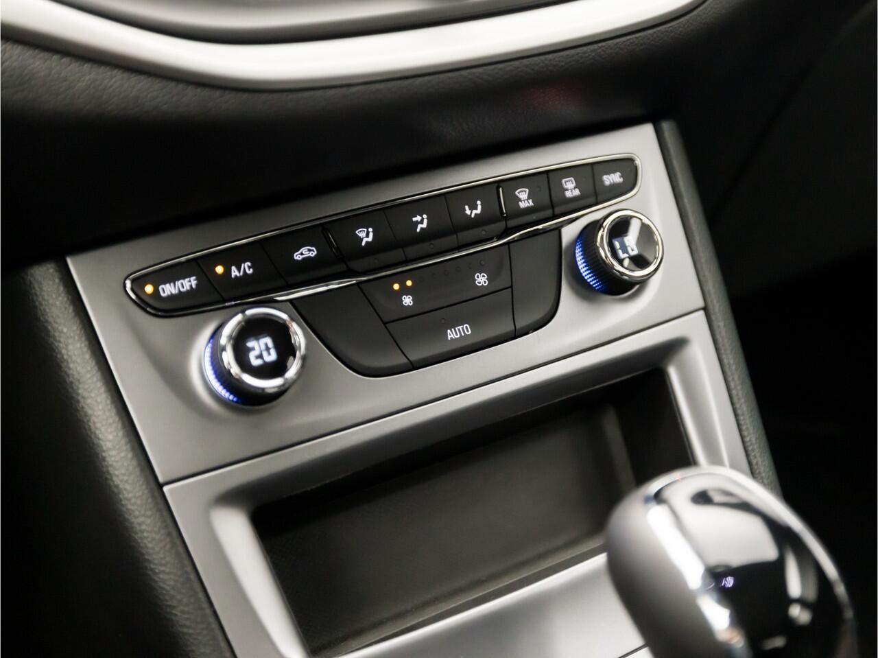 Opel ASTRA 1.4 Turbo Sport 150Pk Automaat (APPLE CARPLAY, GROOT NAVI, CLIMATE, LM VELGEN, SPORTSTOELEN, TREKHAAK, PARKEERSENSOREN, NIEUWE APK, NIEUWSTAAT)