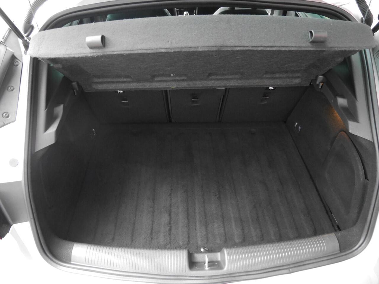 Opel ASTRA 1.2 Elegance | Stoel en stuurverwarming | Navigatie | Parkeersensoren voor en achter | Trekhaak | Led | Achteruitrijcamera | Lichtmetalen velgen | Keyless entry en start