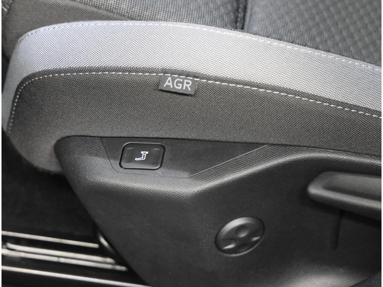 Opel ASTRA 1.2 110PK Turbo Business Edition | AppleCarPlay/AndroidAuto | Camera | Navigatie | FULL LED | Stoel/Stuur verwarmd | AGR Bestuurdersstoel | Adaptive CruiseControl | Isofix | Privacy Glass |