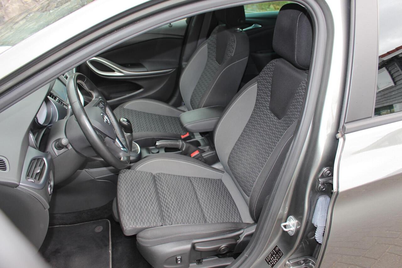 Opel ASTRA Sports Tourer 1.2 Business Executive , 146PK, afn trekhaak, camera, dab audio, navi. agr comfort stoel.