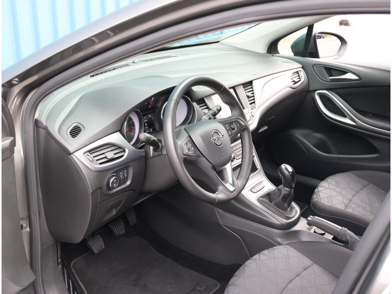 Opel ASTRA Sports Tourer 1.4 150PK Turbo 120 Jaar Edition | AppleCarPlay/AndroidAuto | Climate Control | Navigatie | Armsteun | Cruise Control | Trekhaak | Parkeersensoren | Privacy Glass | Isofix |