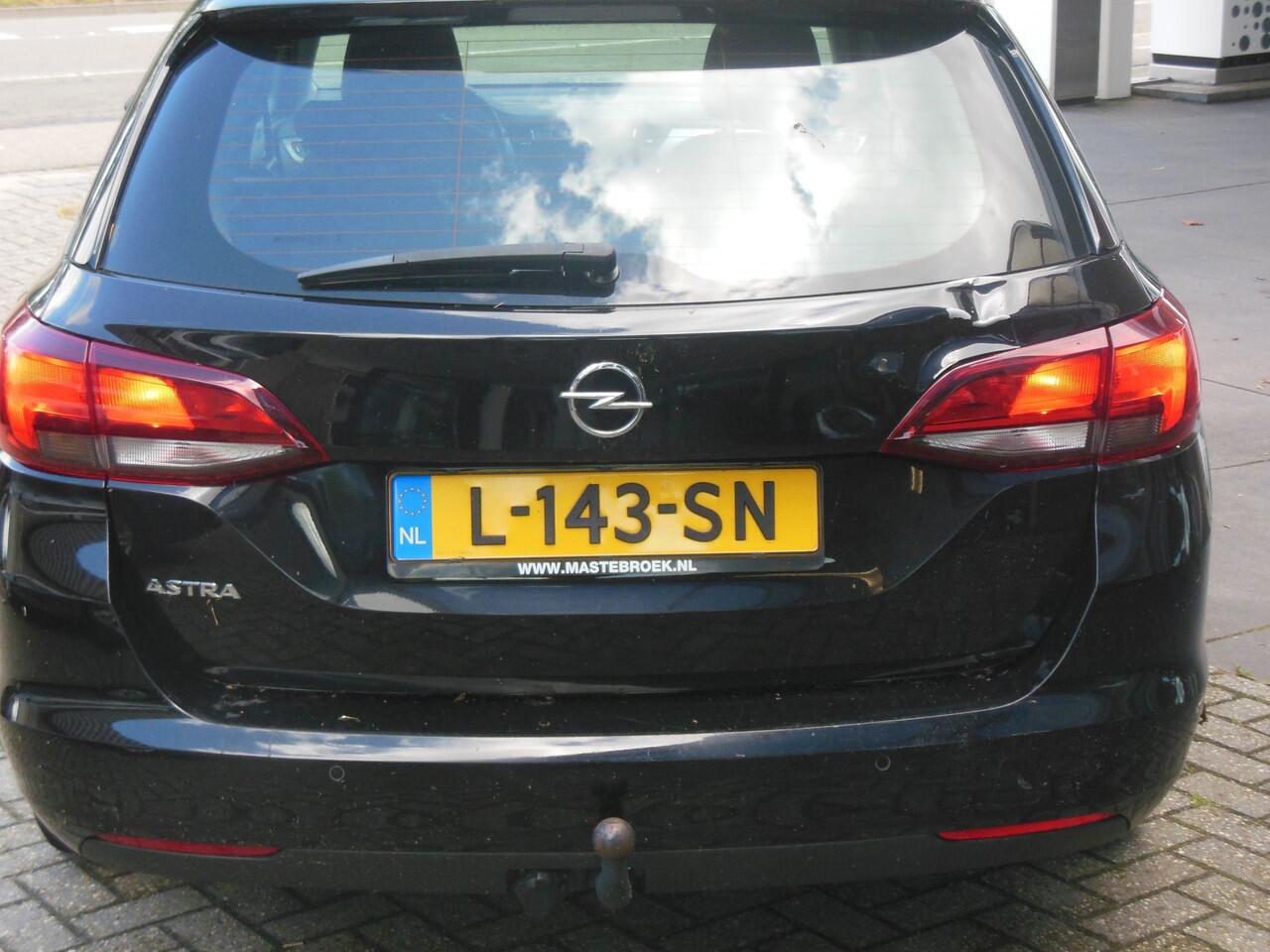 Opel ASTRA Sports Tourer 1.2 Edition Staat in De Krim