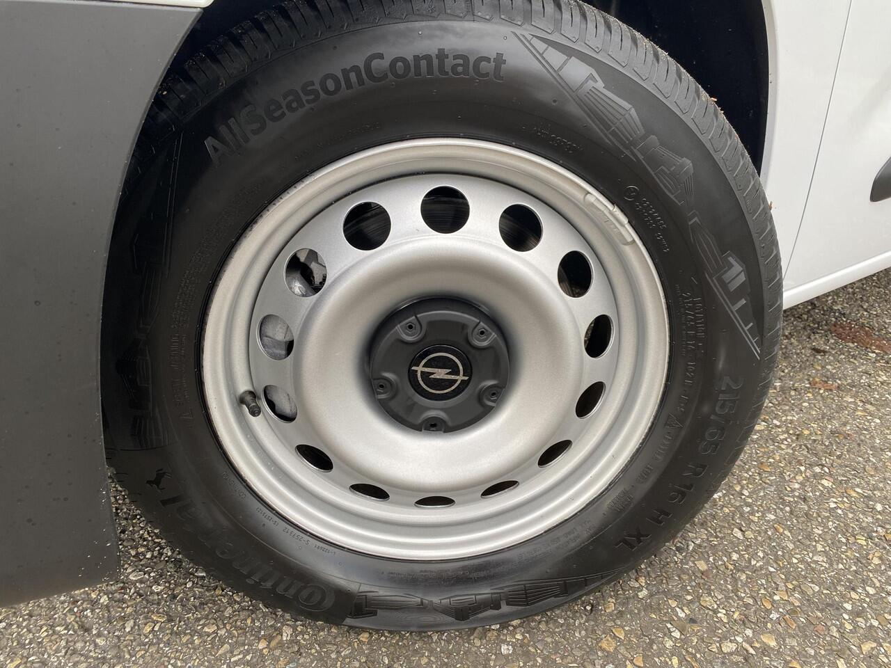 Opel COMBO Electric L2 50 kWh 136pk | 8 jaar garantie | 0% financial lease | 3-zits | NAVI | Multimedia | Apple Carplay | Android Auto | Achteruitrijcamera | Parkeersensoren voor en achter | Dode hoek detectie | Surround view | Inklapbare spiegels | Licht- en regens