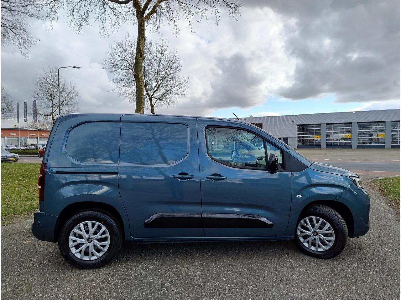 Opel COMBO Electric L1 50 kWh 136pk | 3-zits | Houten afwerking laadruimte | Trekhaak voorbereiding | Pakket Look | Climate control | Adaptieve cruise control | Lederen stuurwiel | Stuurverwarming | Multimedia | NAVI | Apple Carplay | Android Auto | Achteruitrijcame