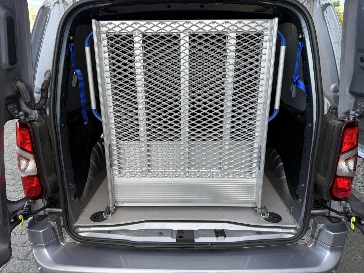 Opel COMBO Rolstoelauto / Scootmobielauto 1.5D L1H1 Innovation (Mooie frisse Combo Automaat met oprijplaat!)