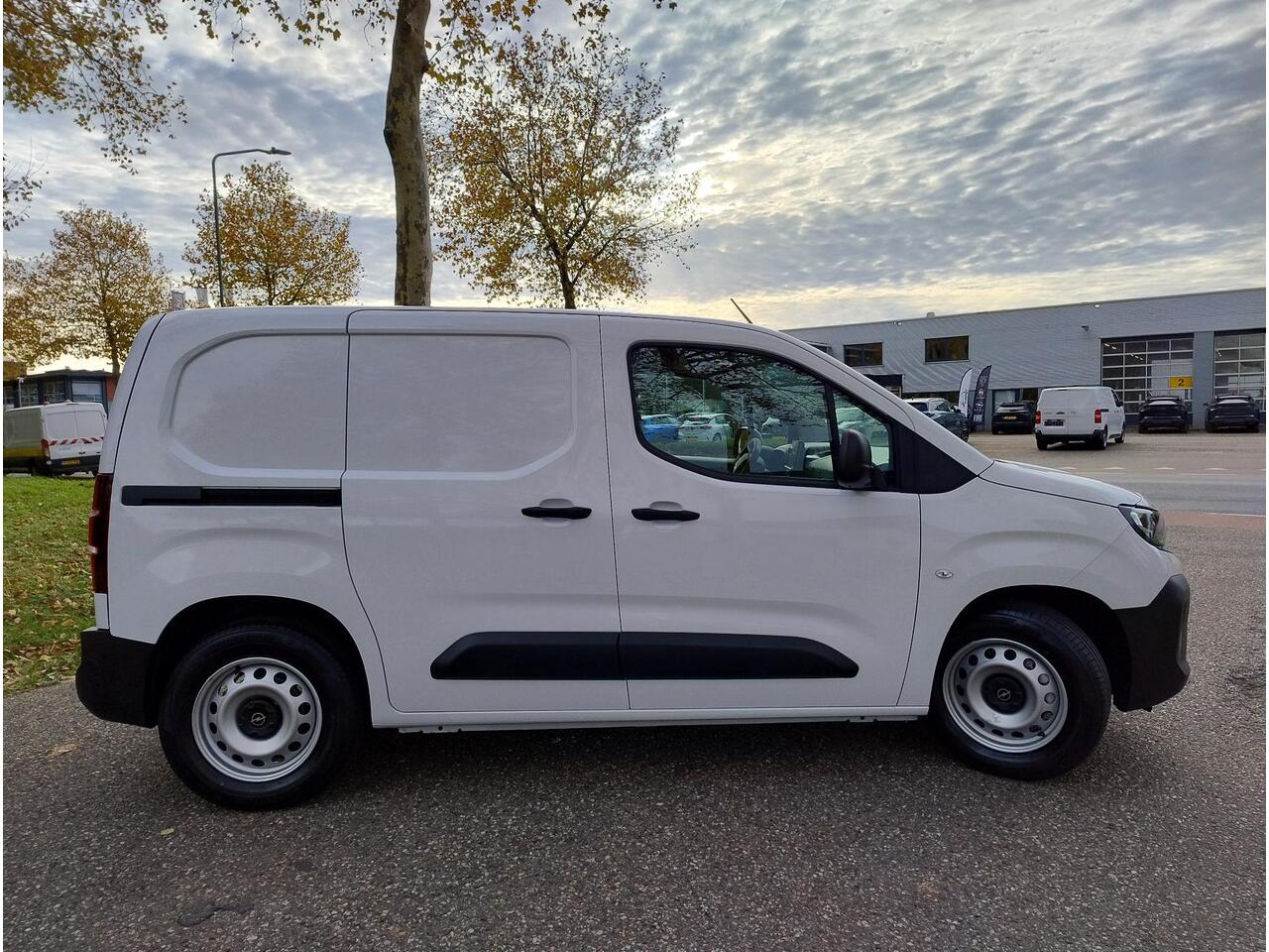 Opel COMBO Electric L1 50 kWh 136pk | 8 jaar garantie | 0% financial lease | Houten afwerking laadruimte | Multimedia | Apple Carplay | Android Auto | Achteruitrijcamera | Parkeersensoren achter | Digital cockpit | Stuurwielbediening | Bestuurdersstoel comfort | Res