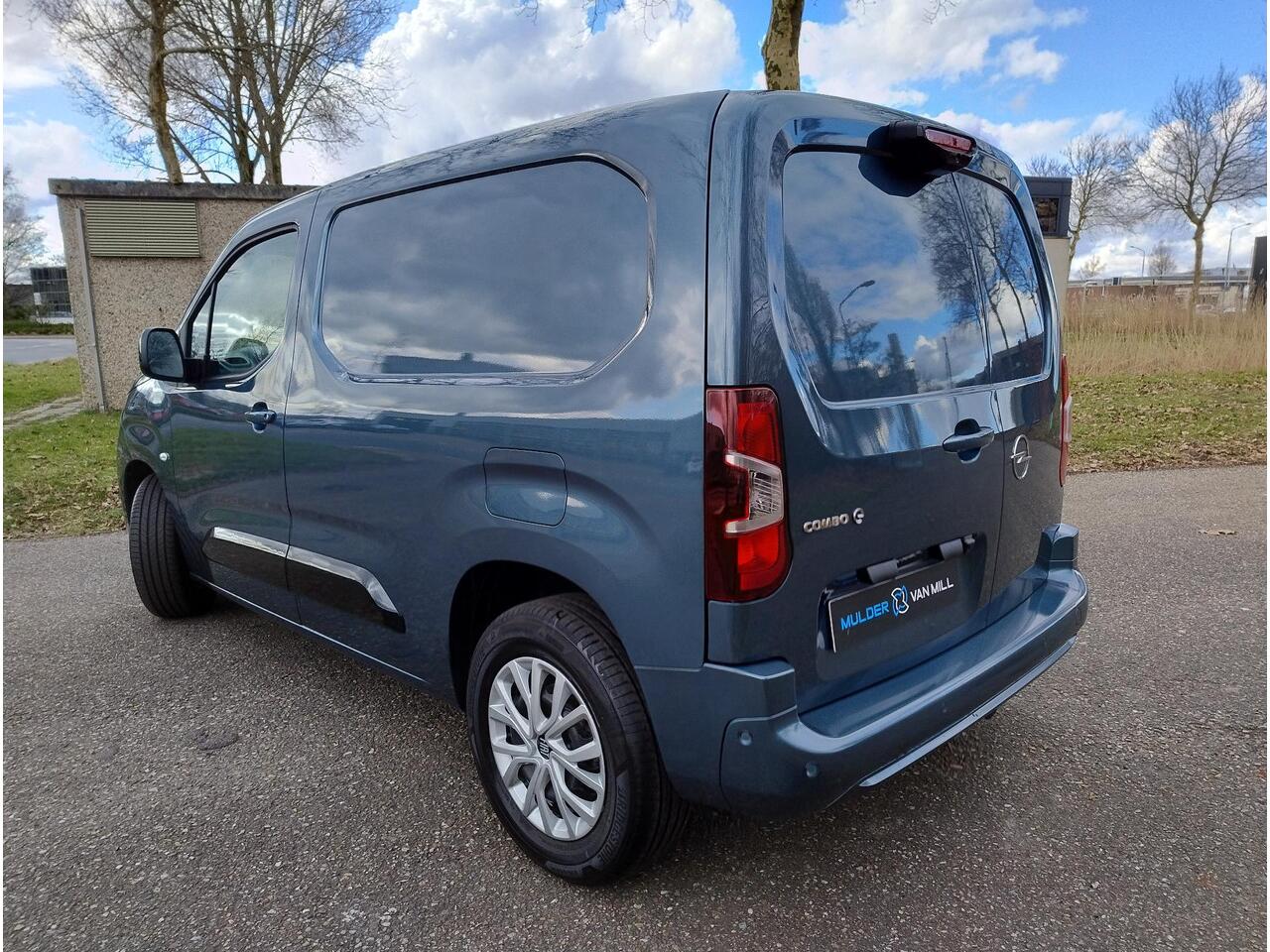 Opel COMBO Electric L1 50 kWh 136pk | 3-zits | Houten afwerking laadruimte | Trekhaak voorbereiding | Pakket Look | Climate control | Adaptieve cruise control | Lederen stuurwiel | Stuurverwarming | Multimedia | NAVI | Apple Carplay | Android Auto | Achteruitrijcame