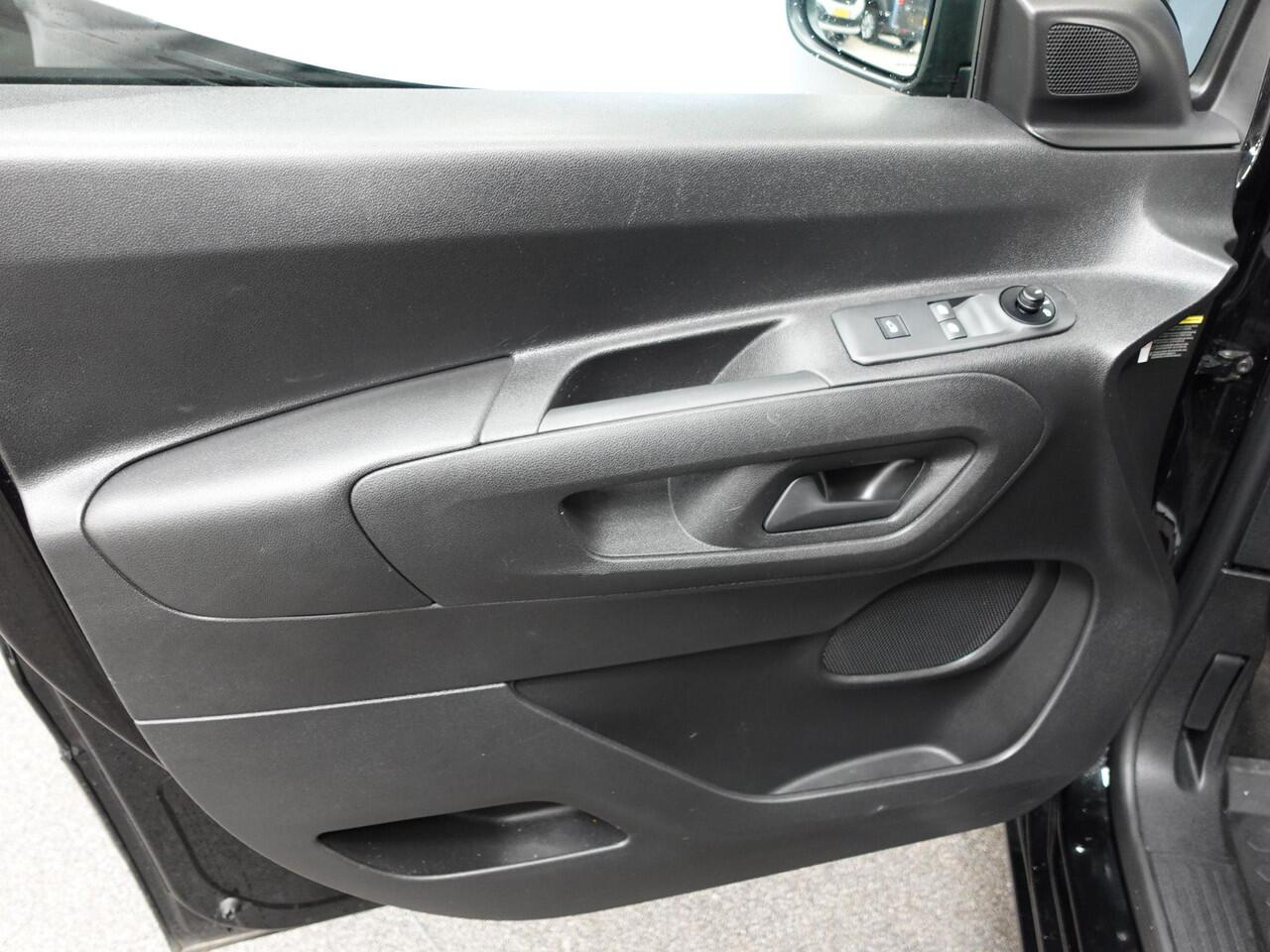 Opel COMBO 130pk Automaat L2H1 Edition Navi App-connect DAB Trekhaak Imperiaal