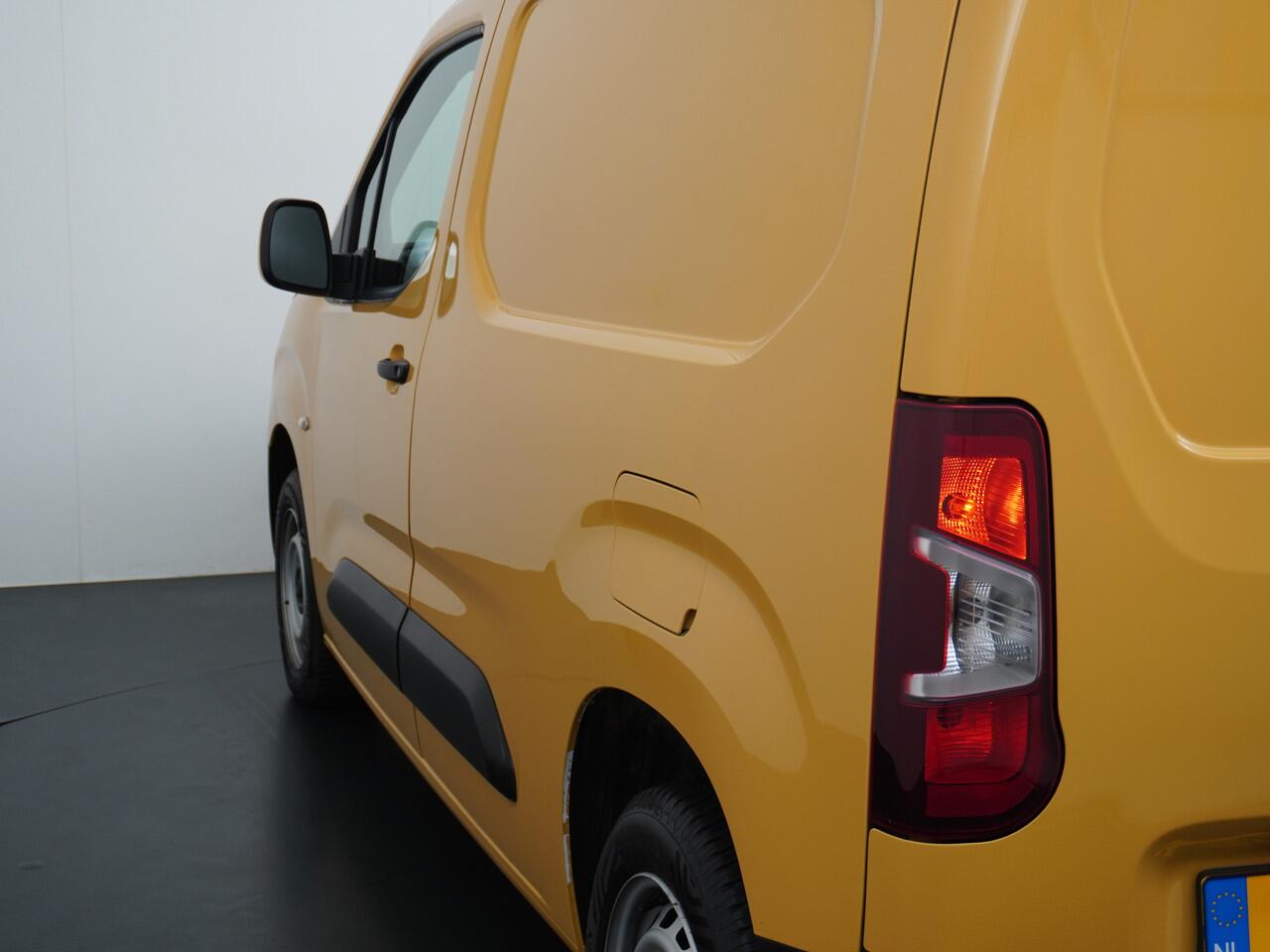 Opel COMBO 1.5CDTI EURO 6 3-Pers. Airco Cruise Control Bluetooth Elektr.ramen Elektr.spiegels+Verwarmd Centr.Vergr+ab. L1H1 Edition Schuifdeur Betonplex vloer Lat om Lat betimmering zeer nette Combo!