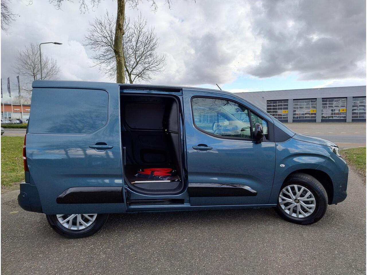 Opel COMBO Electric L1 50 kWh 136pk | 3-zits | Houten afwerking laadruimte | Trekhaak voorbereiding | Pakket Look | Climate control | Adaptieve cruise control | Lederen stuurwiel | Stuurverwarming | Multimedia | NAVI | Apple Carplay | Android Auto | Achteruitrijcame