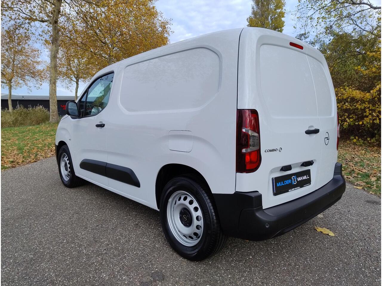 Opel COMBO Electric L1 50 kWh 136pk | 8 jaar garantie | 0% financial lease | Houten afwerking laadruimte | Multimedia | Apple Carplay | Android Auto | Achteruitrijcamera | Parkeersensoren achter | Digital cockpit | Stuurwielbediening | Bestuurdersstoel comfort | Res