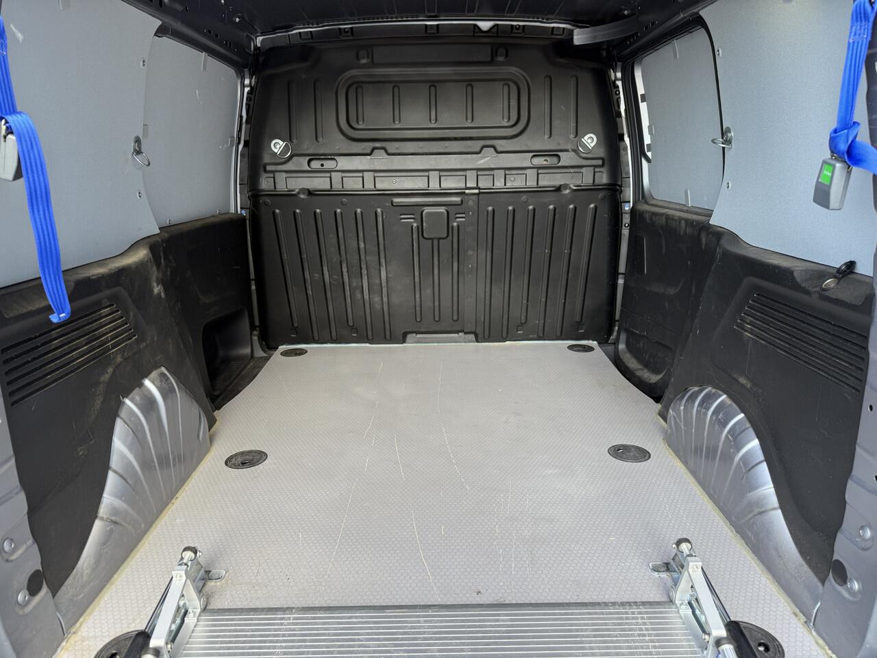 Opel COMBO Rolstoelauto / Scootmobielauto 1.5D L1H1 Innovation (Mooie frisse Combo Automaat met oprijplaat!)