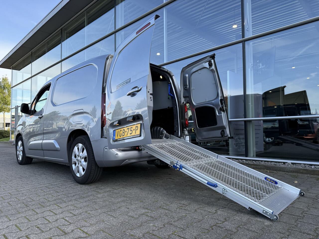 Opel COMBO Rolstoelauto / Scootmobielauto 1.5D L1H1 Innovation (Mooie frisse Combo Automaat met oprijplaat!)