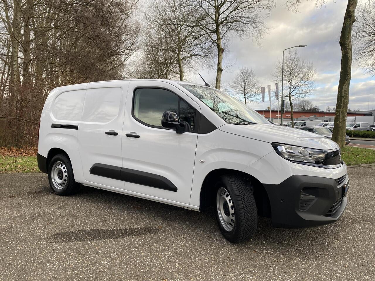 Opel COMBO Electric L2 50 kWh 136pk | 8 jaar garantie | 0% financial lease | 3-zits | NAVI | Multimedia | Apple Carplay | Android Auto | Achteruitrijcamera | Parkeersensoren voor en achter | Dode hoek detectie | Surround view | Inklapbare spiegels | Licht- en regens